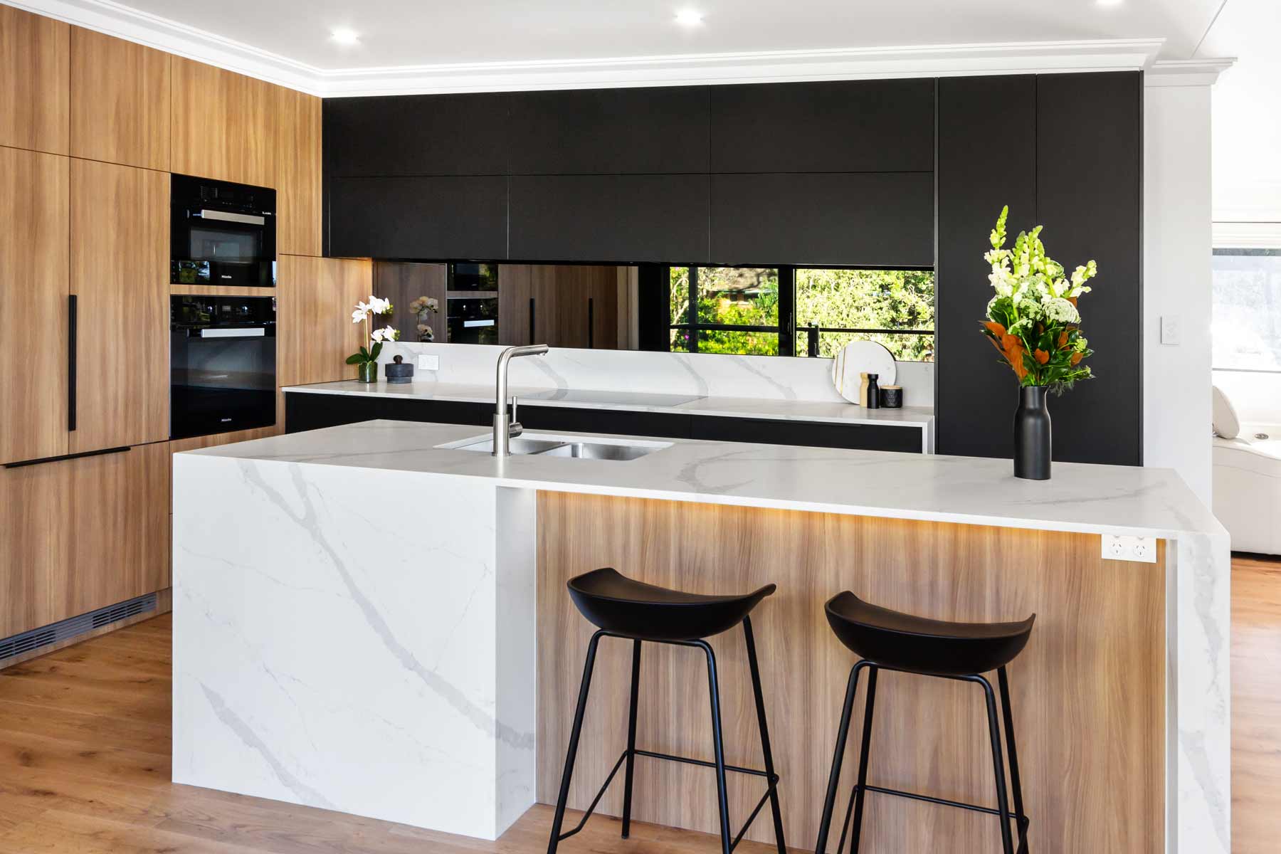 kitchen-design-sydney-contemporary-black-white-timber-miele-fisher-paykel-dulux-1